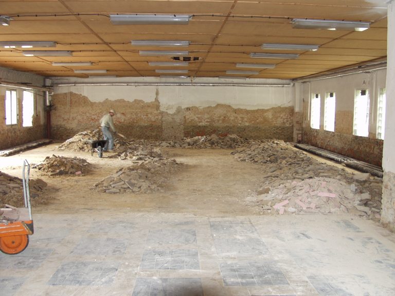 Oprava ostravské výrobní haly před nastěhováním v roce 2007